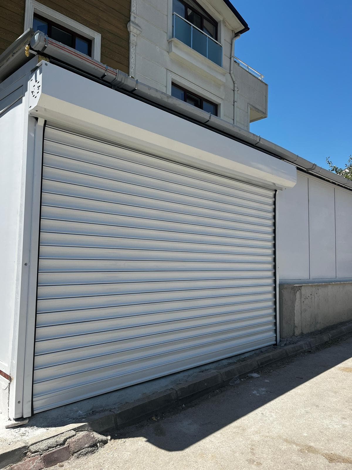 Garaj önü beyaz galvaniz otomatik kepenk