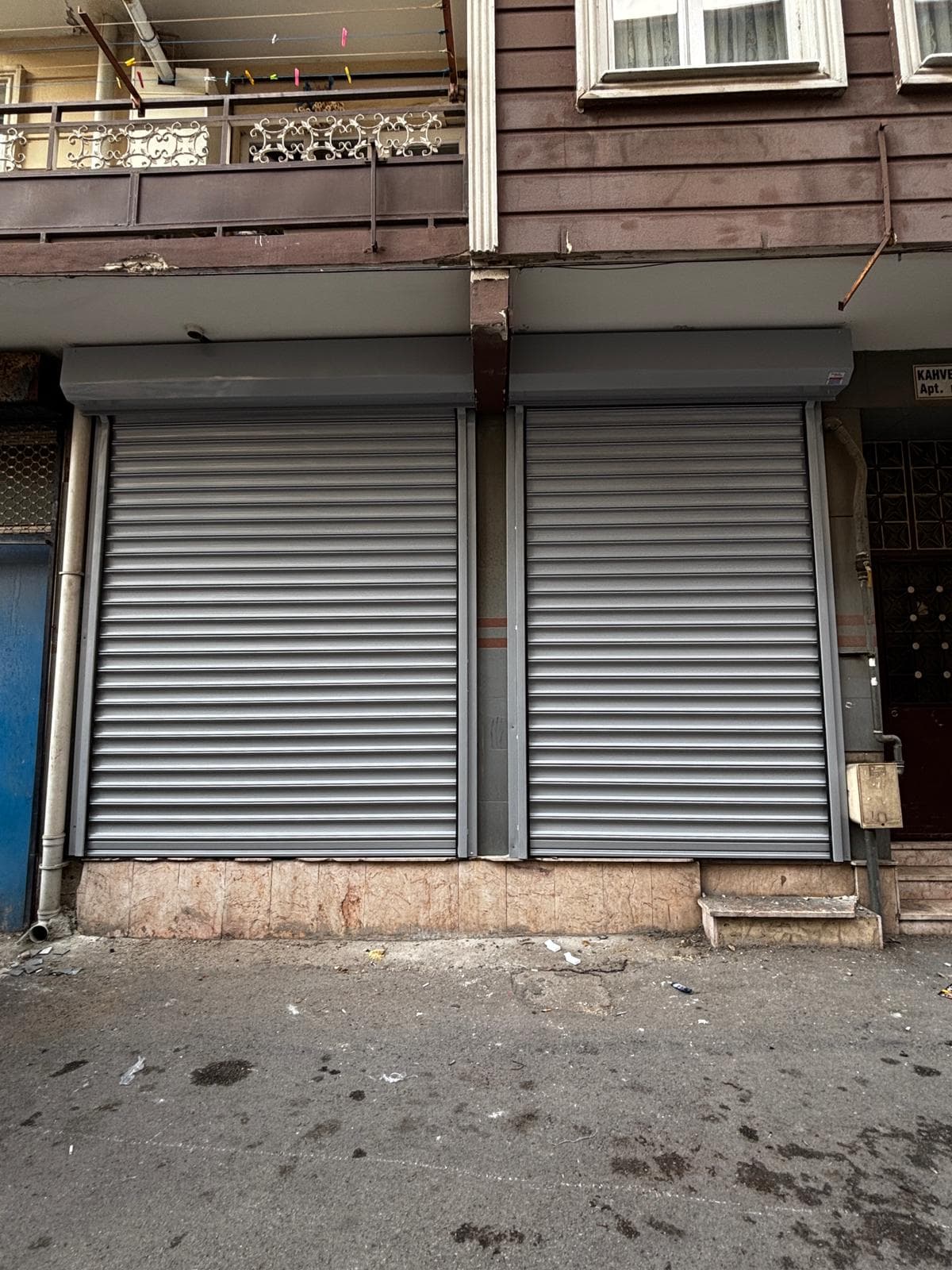 Dükkan önü gri çift güvenlik kepenkleri