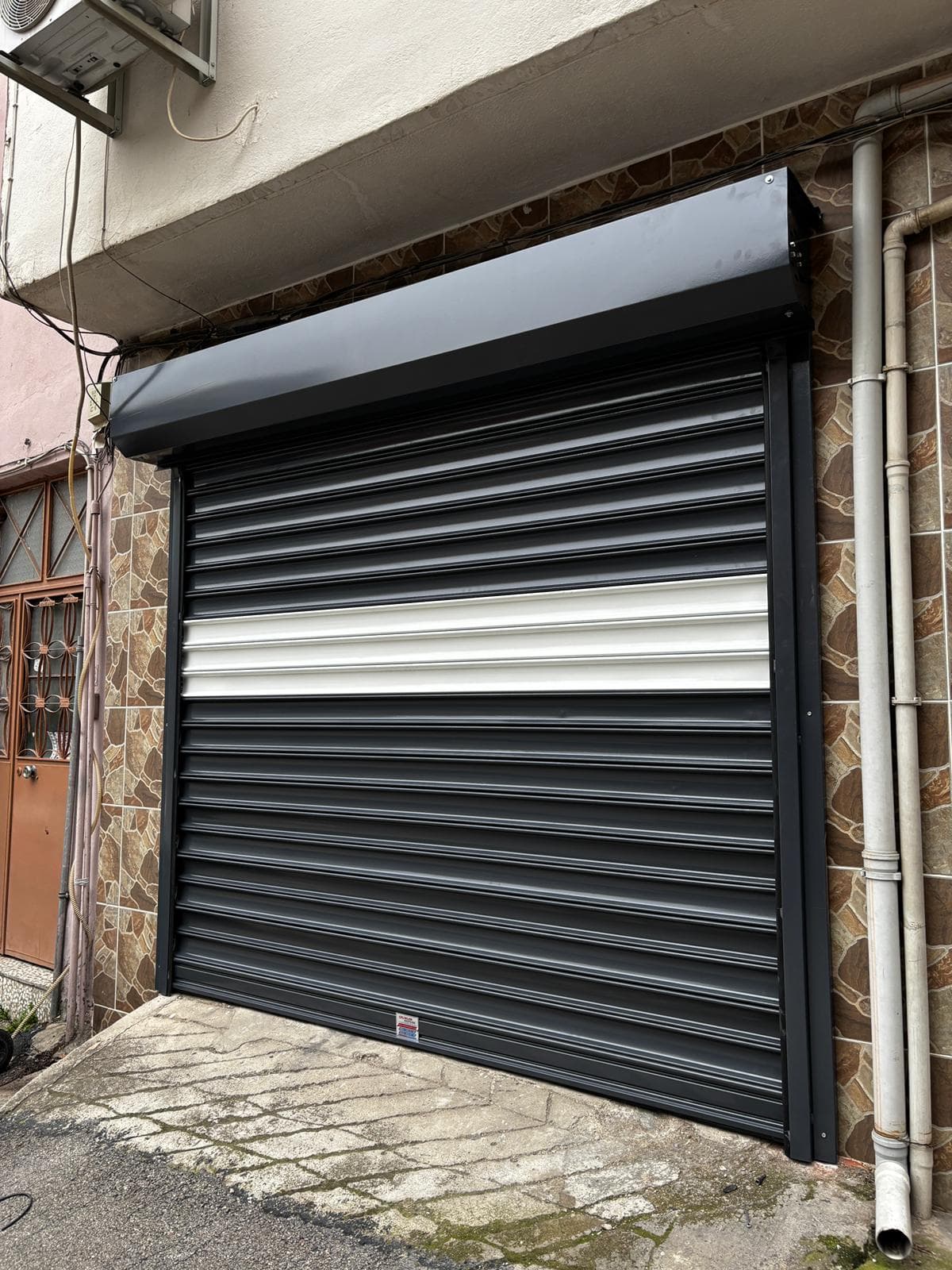 Garaj önü antrasit beyaz lamelli kepenk