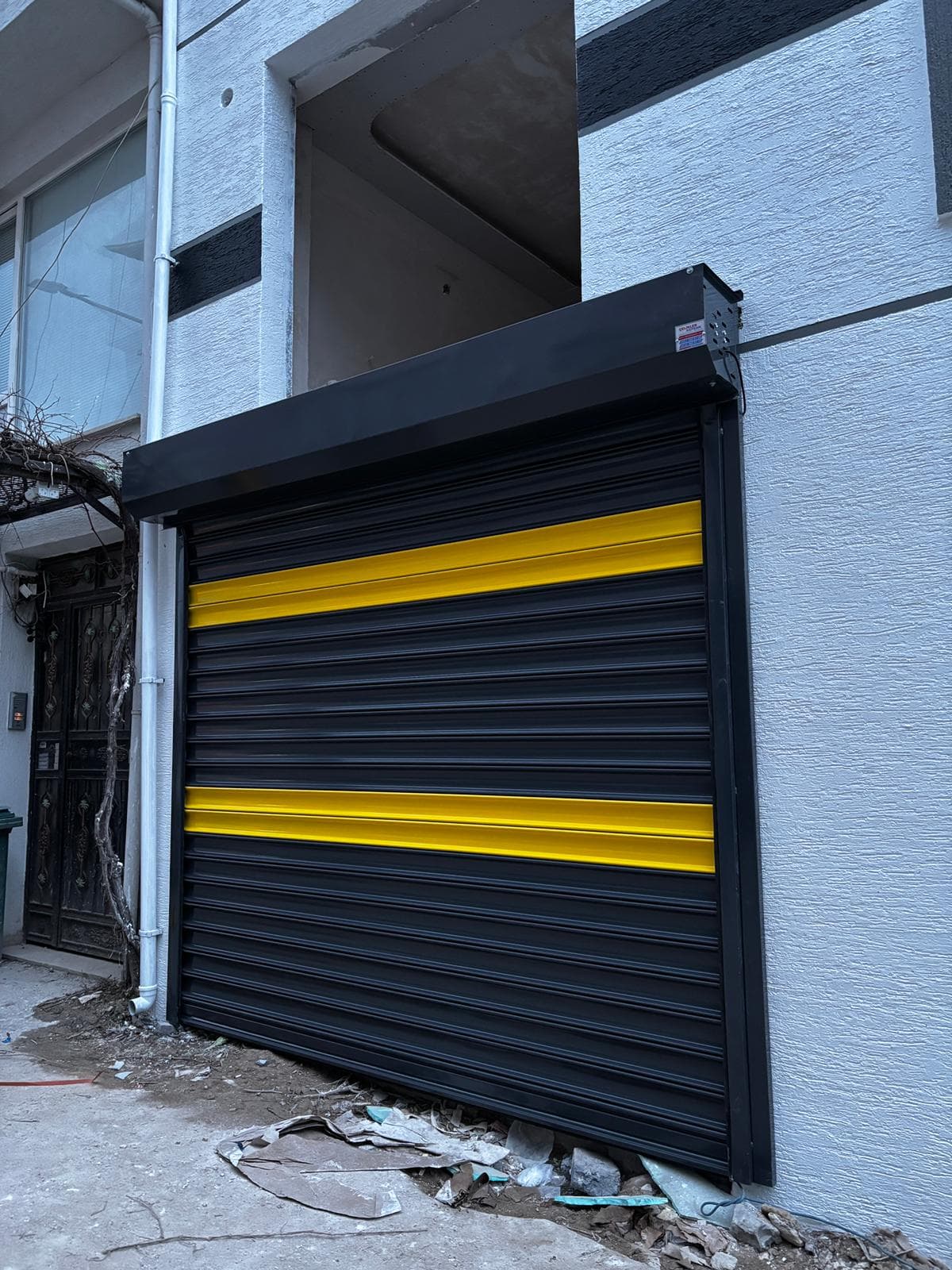 Bina önü siyah sarı şeritli otomatik kepenk