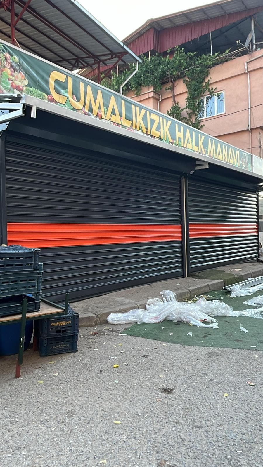 Manav önü siyah kırmızı şeritli kepenk