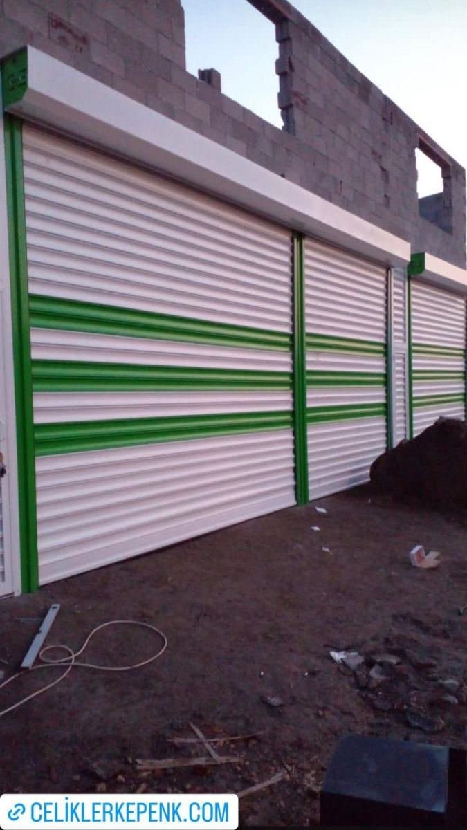 Beyaz yeşil çoklu otomatik kepenk