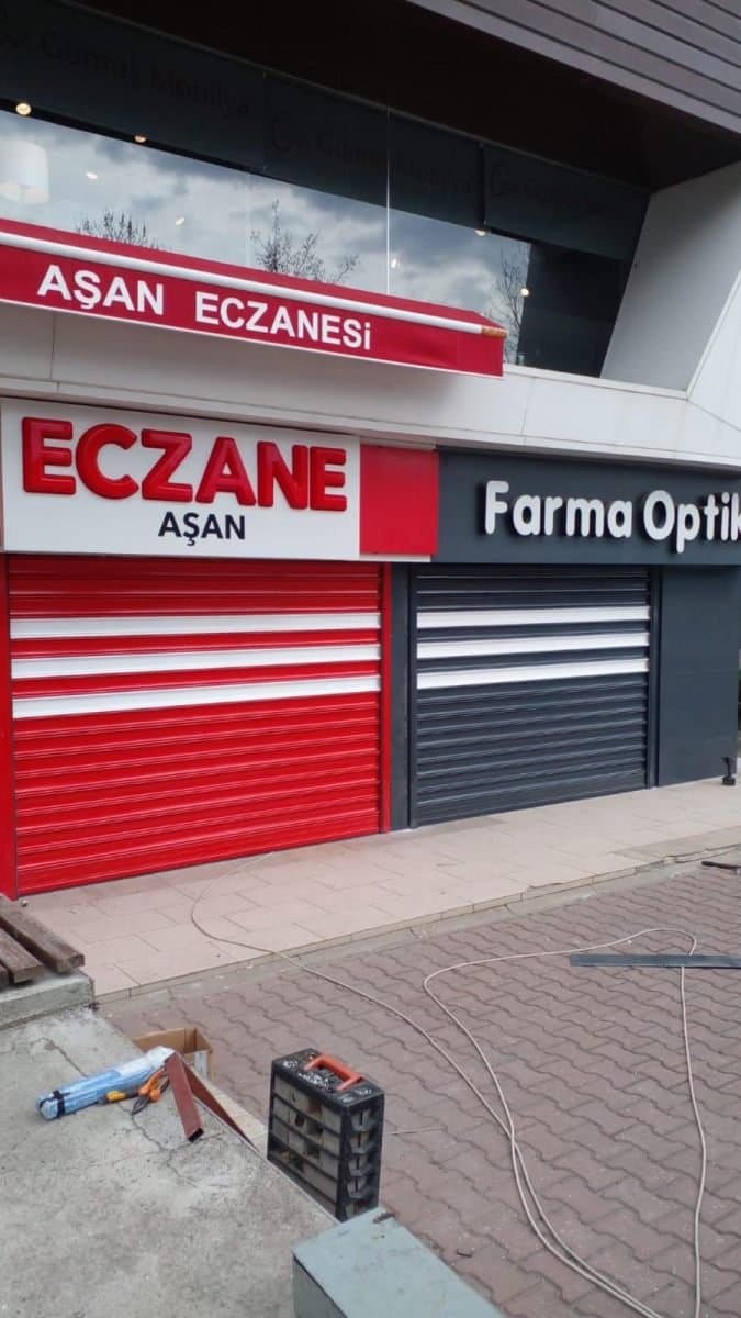 Eczane cephesi kırmızı siyah kepenk
