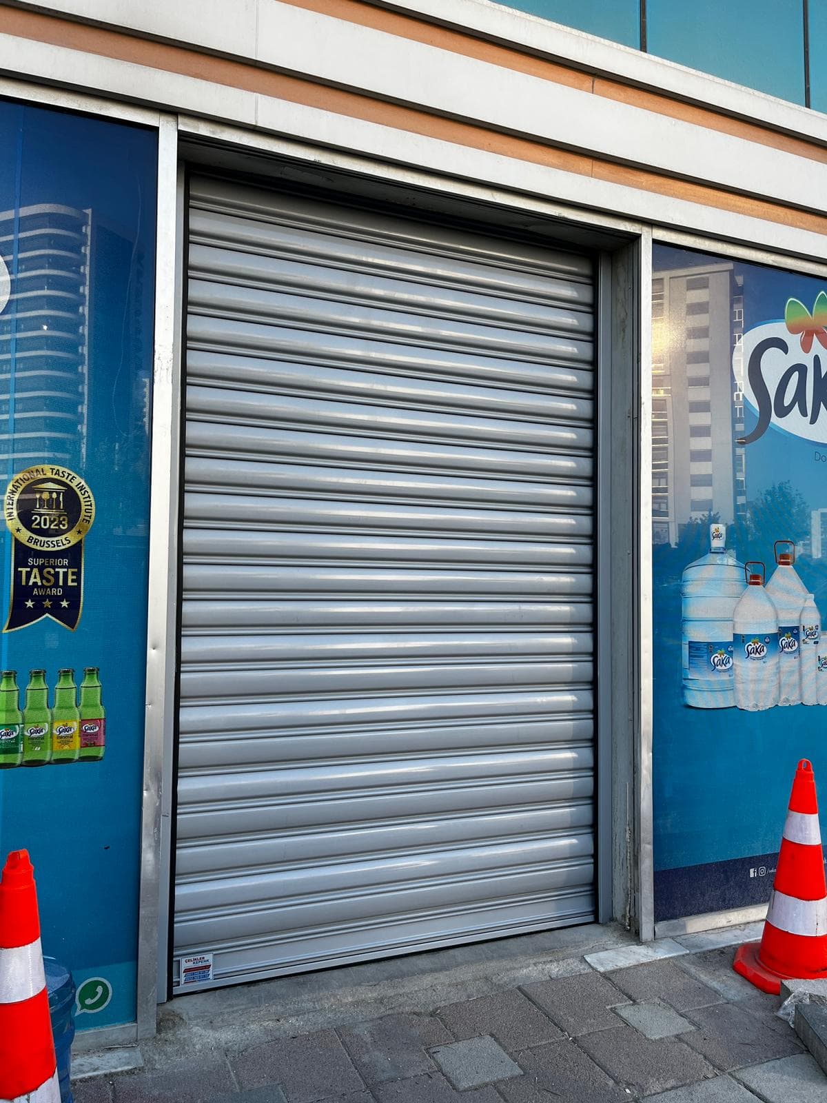 Mağaza önü gri alüminyum otomatik kepenk